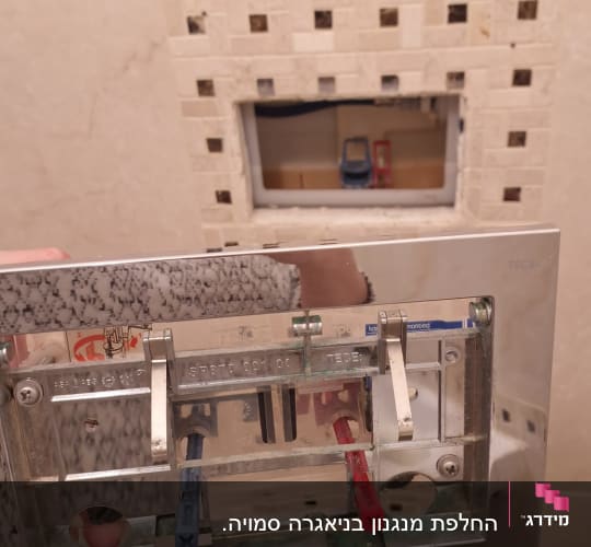 חלקי מנגנון הדחה של אסלה עם צינורות צבעוניים